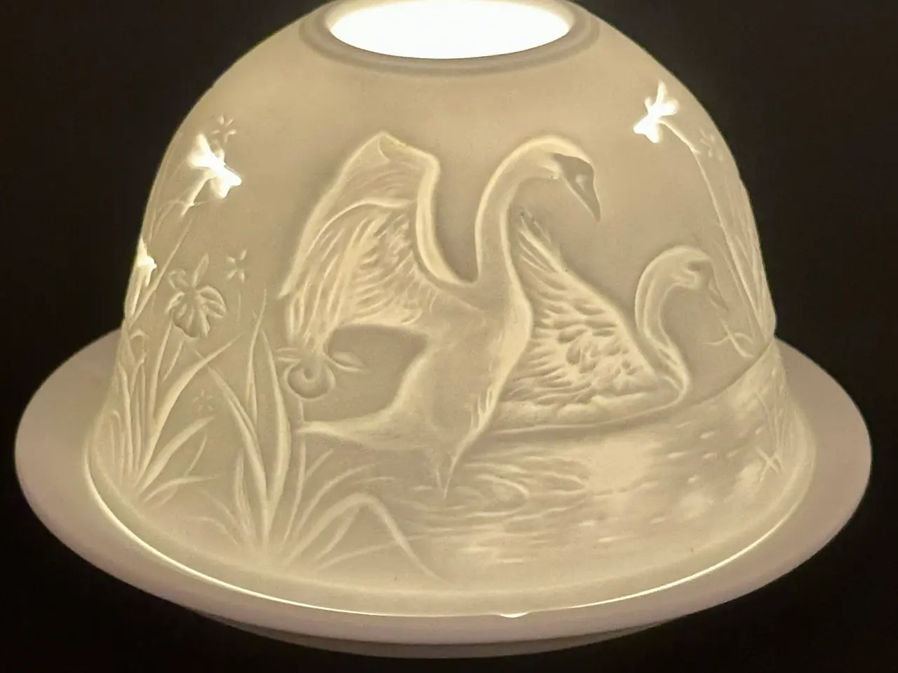 Billede 1 - Fyrfadslysholder “Svanepar” af fin porcelæn