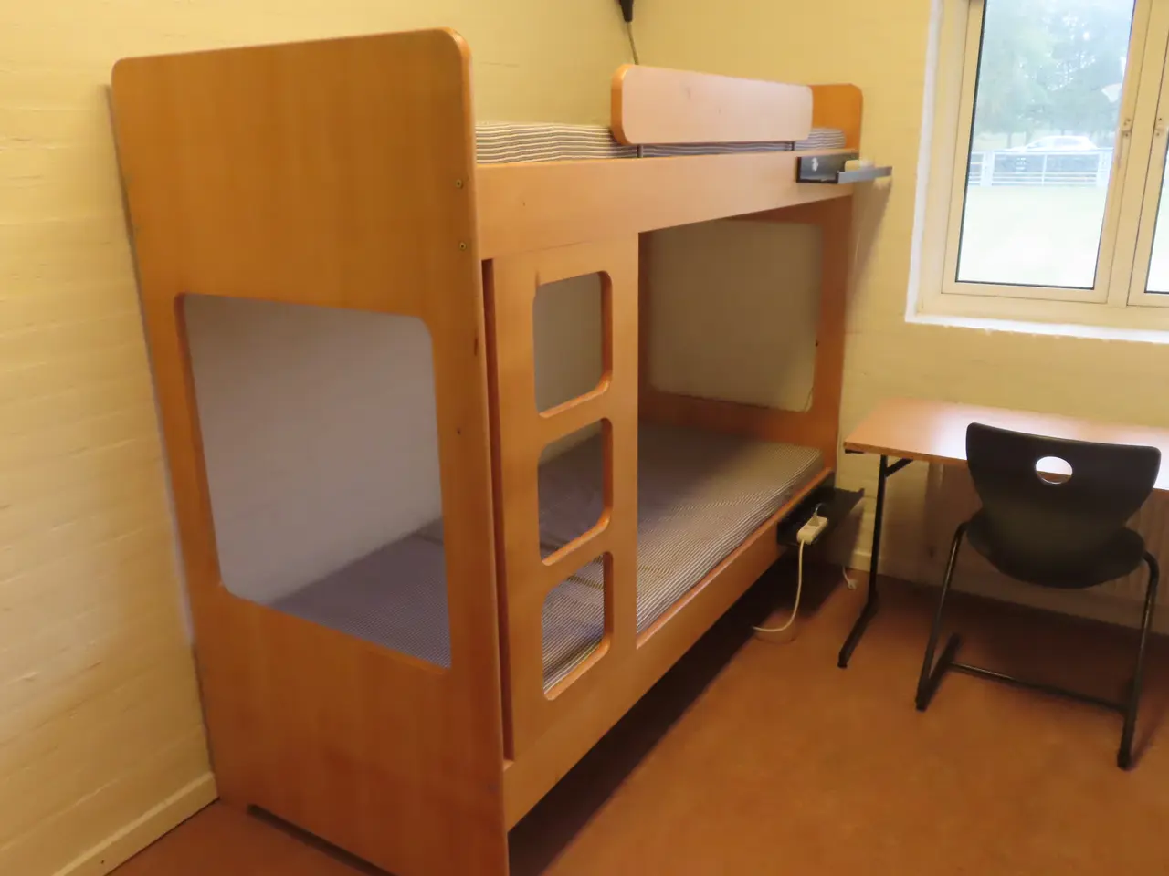 Billede 1 - Indhold på værelse af bord, køjeseng, skab mv.
