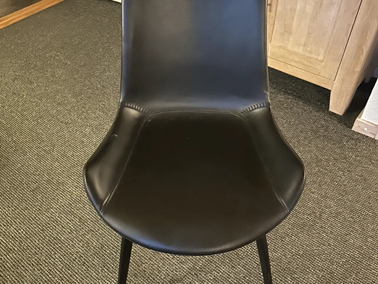 Billede 3 - Spisebord i massiv hvidolierret eg med 8 Hype stol