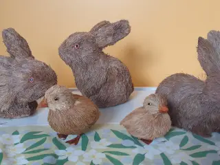 3 Påskeharer og 2 ællinger i naturstrå