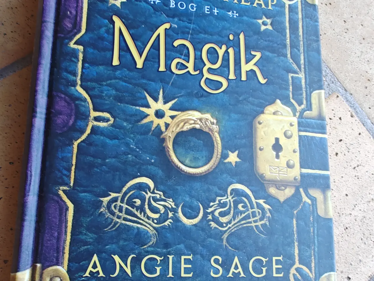 Billede 1 - Septimus Heap bog et Magik + CD af Angie Sage