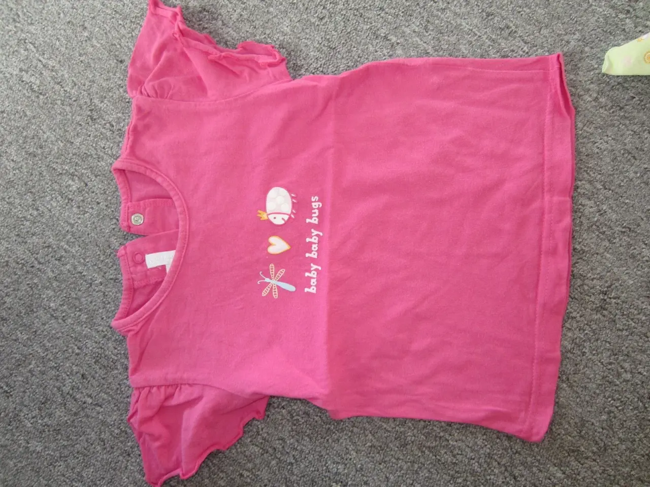 Billede 2 - T-shirt og shorts str. 80