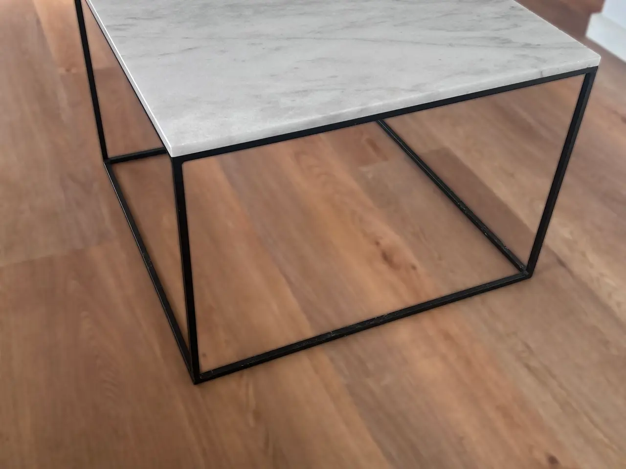 Billede 2 - Sofabord med marmor bordplade og sort metal stel