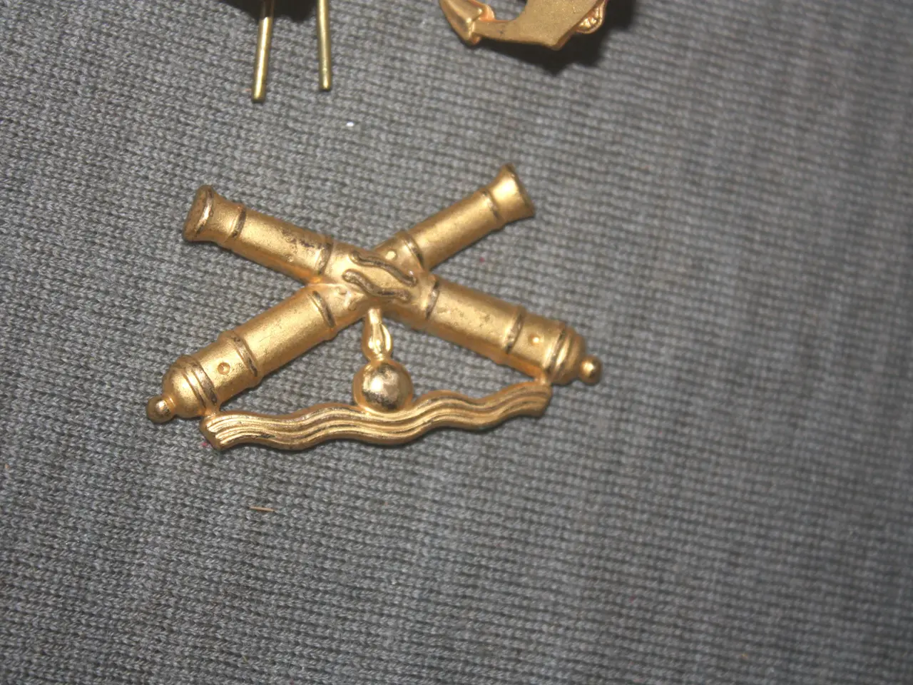 Billede 1 - Militær emblem med krydsede kanoner