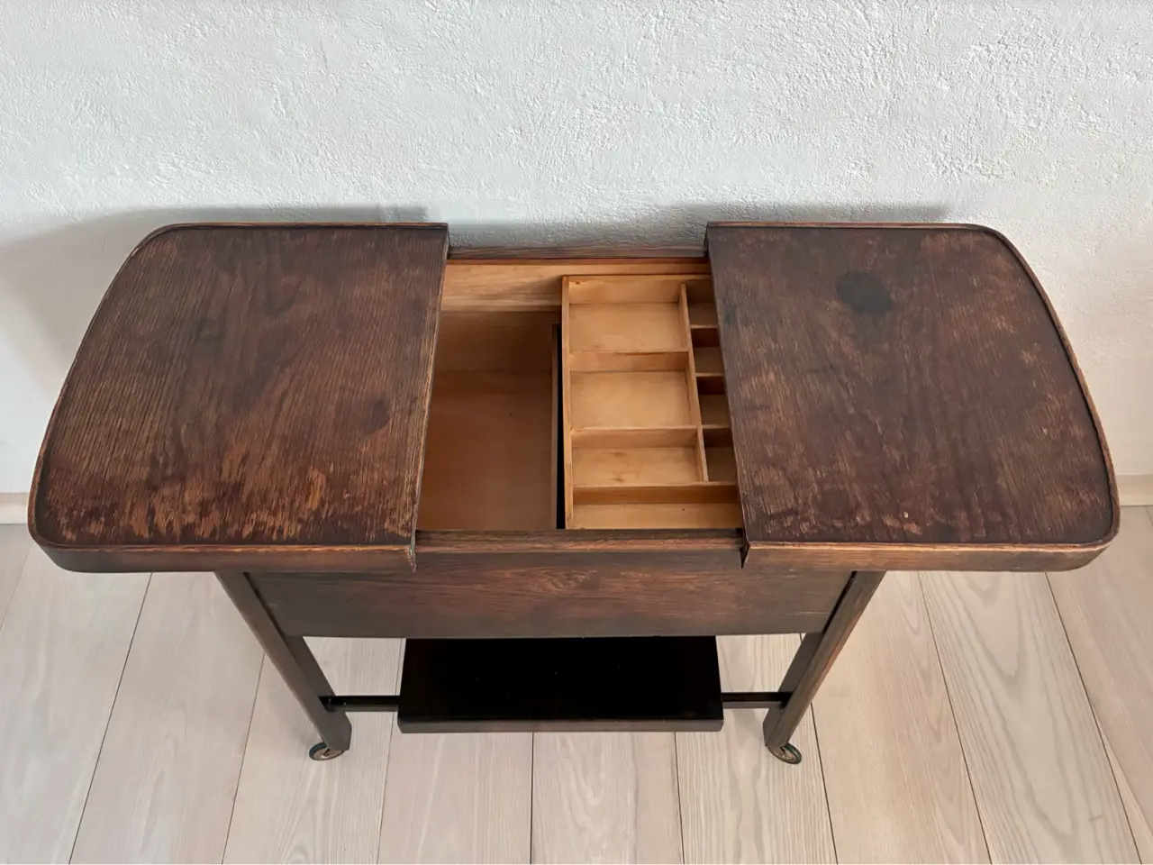 Billede 5 - 60’er barvogn / sengebord / sybord org. messinghju