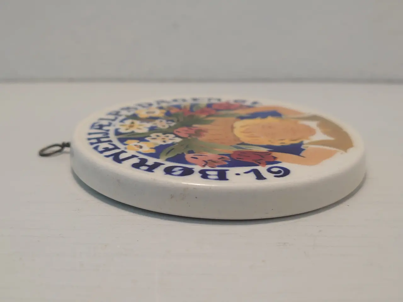 Billede 3 - Børnehjælpsdagen platte fra 1919. Diameter 9cm.