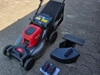 Milwaukee Plæneklipper med batteri 