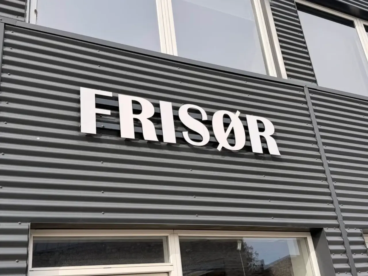 Billede 2 - Frisørskilt i hvide bogstaver til facade