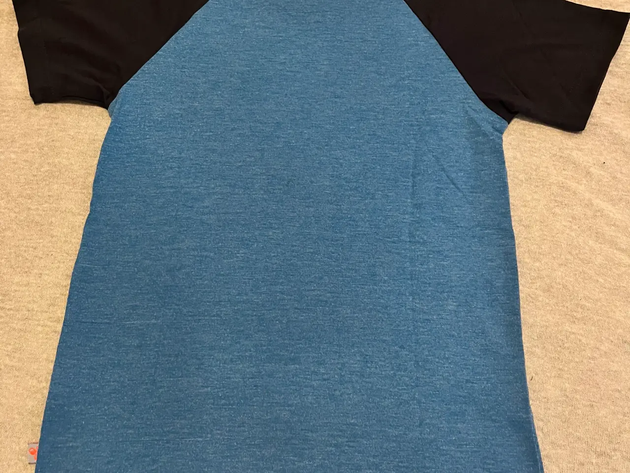 Billede 2 - T-shirt fra Hummel. 