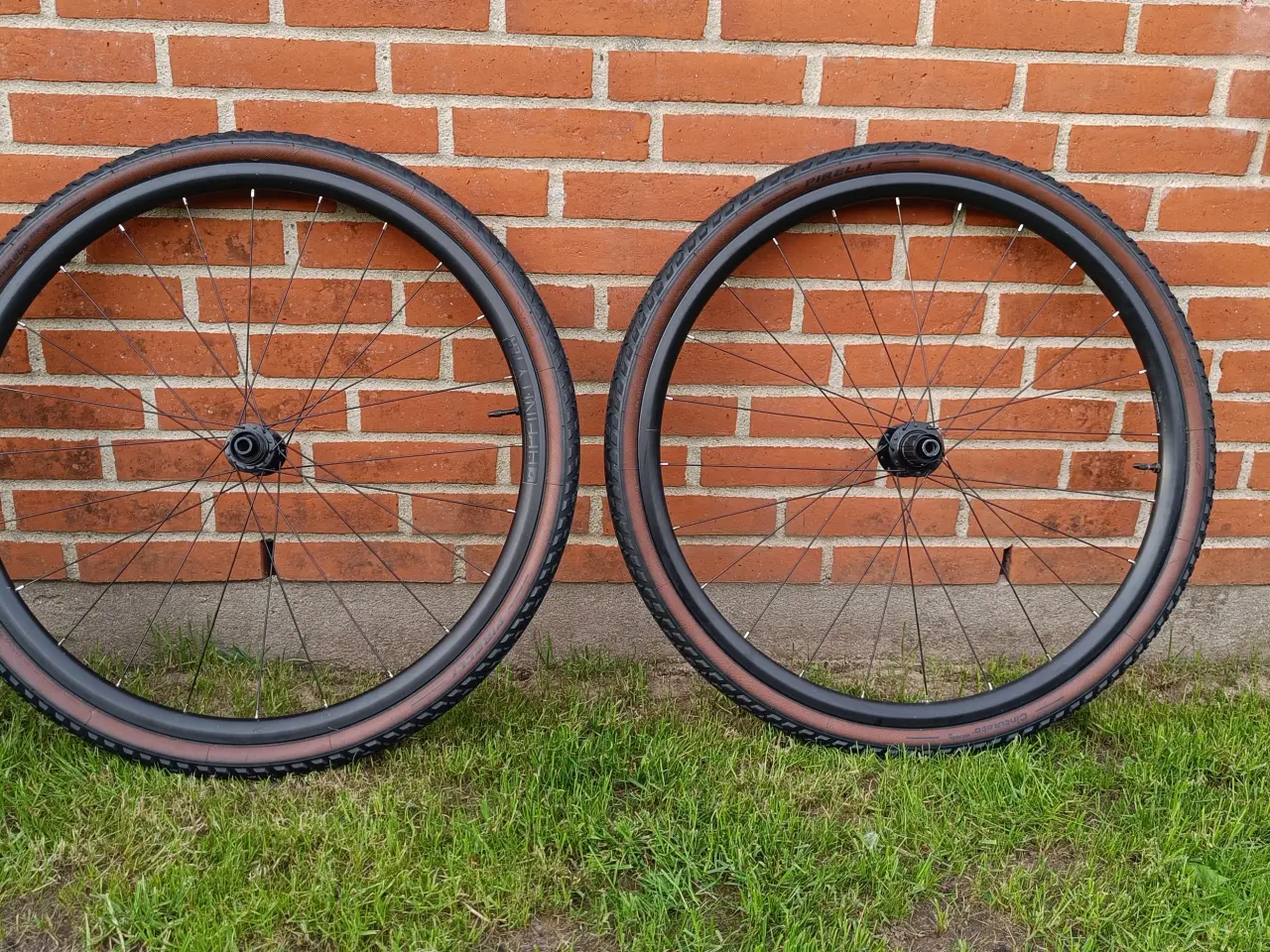 Billede 1 - Gravel dæk og fælge "Bontrager og Pirelli" 