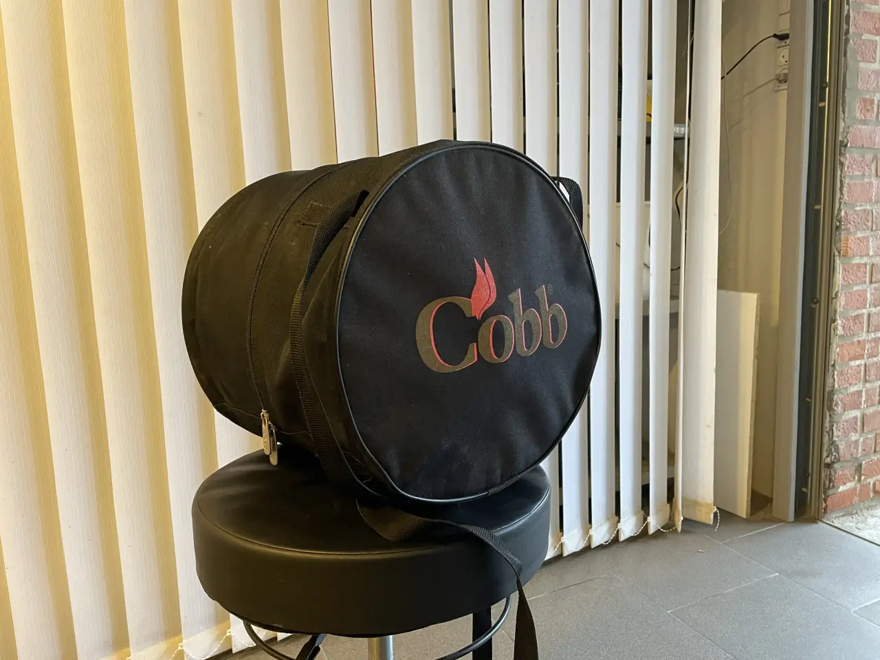 Billede 2 - Cobb bordgrill til kul med taske, rist og stegepan