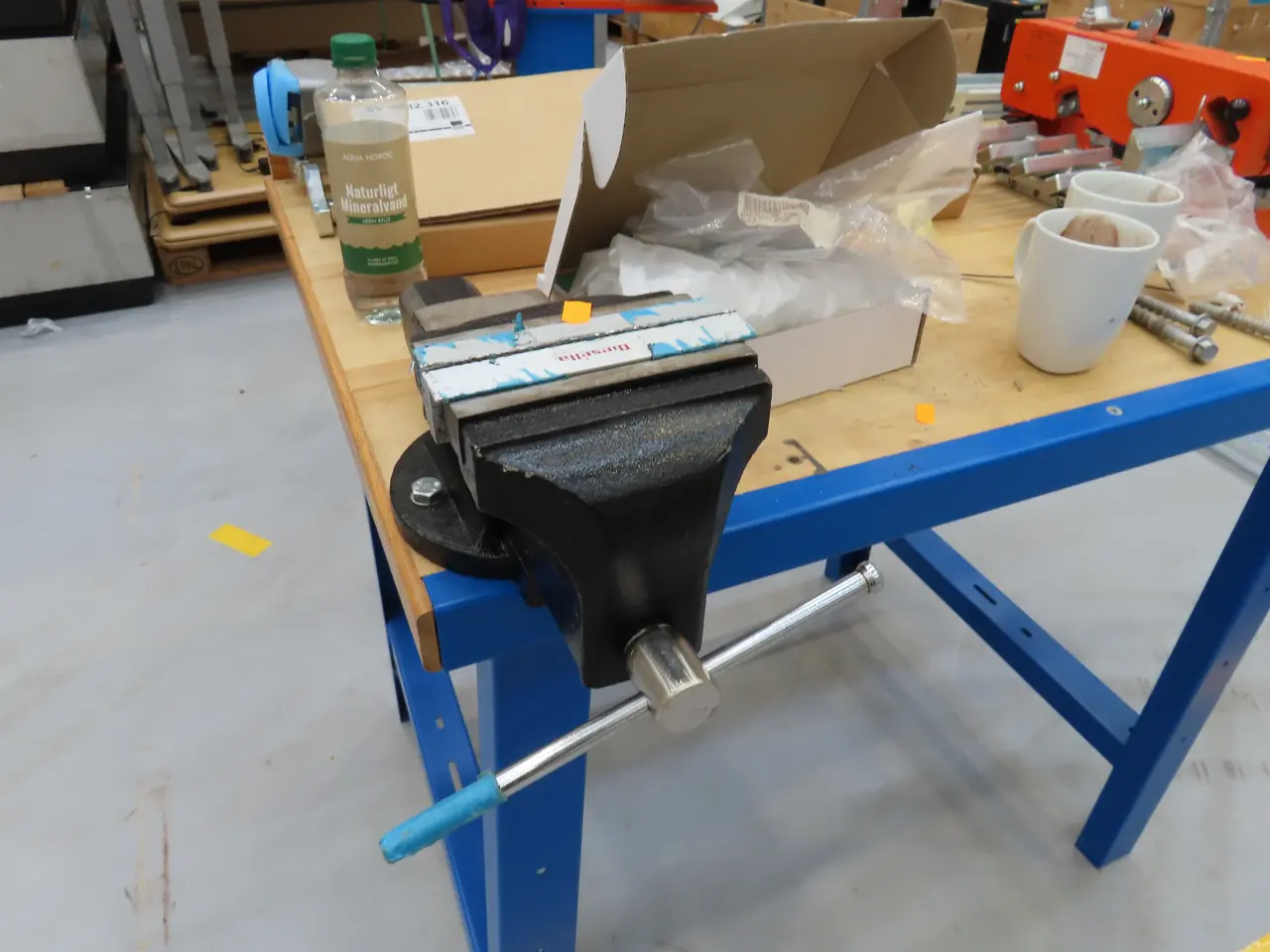 Billede 3 - Arbejdsbord med skruestik samt hydraulisk profiljernsaks HAWA 2671