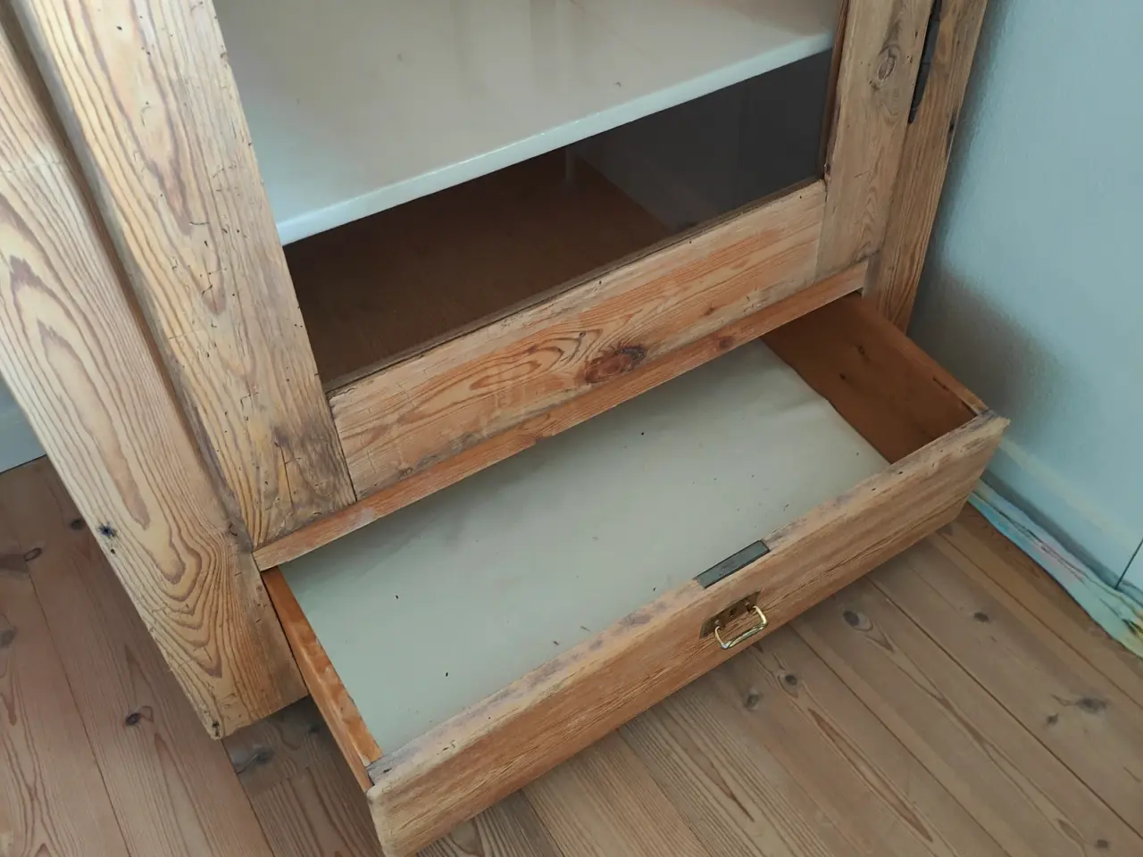 Billede 5 - Afsyret vitrine skab