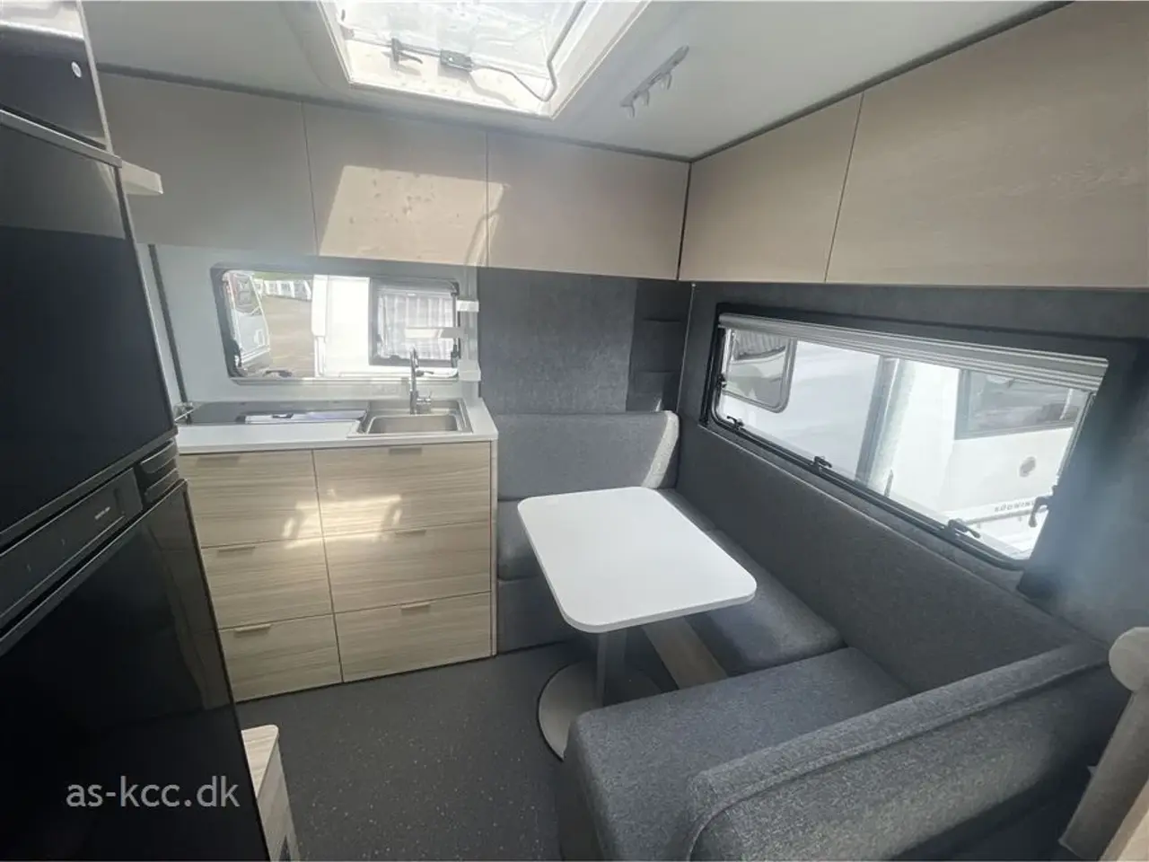 Billede 5 - 2026 - Adria Altea 402 PH Adria Altea 402 PH årg. 2026 4 sovepladser, 4 siddepladser Myggenet - halvdør kr. 1.640,- er lagt i prisen