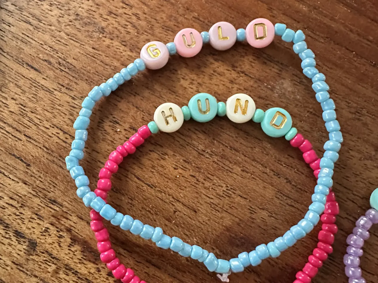 Billede 1 - Hjemmelavet armbånd med tekst på