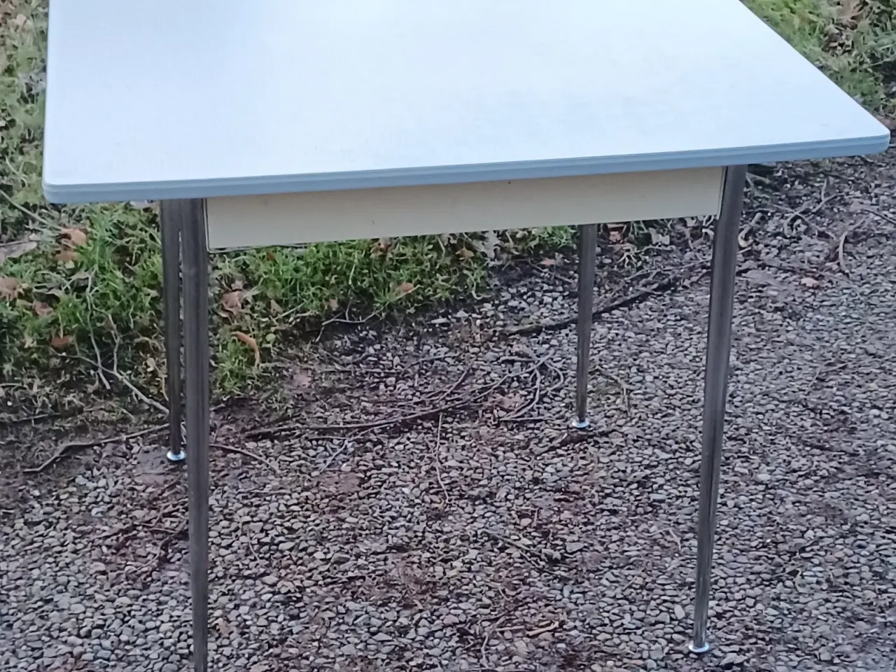 Billede 1 - Havebord, retro. Til udestuen eller orangeriet.