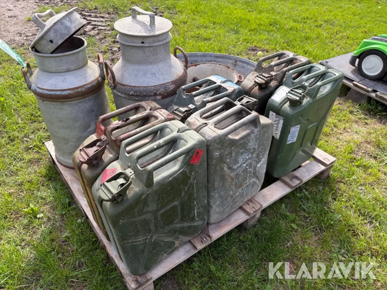 Billede 1 - Lot Jerrycans og assorterede metal - 6 styk