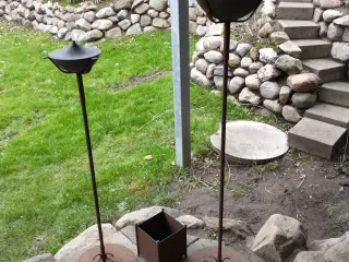 2 olielamper, Højde 135 cm og 115 cm.