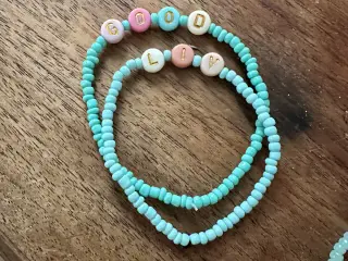 Hjemmelavet armbånd med tekst på 