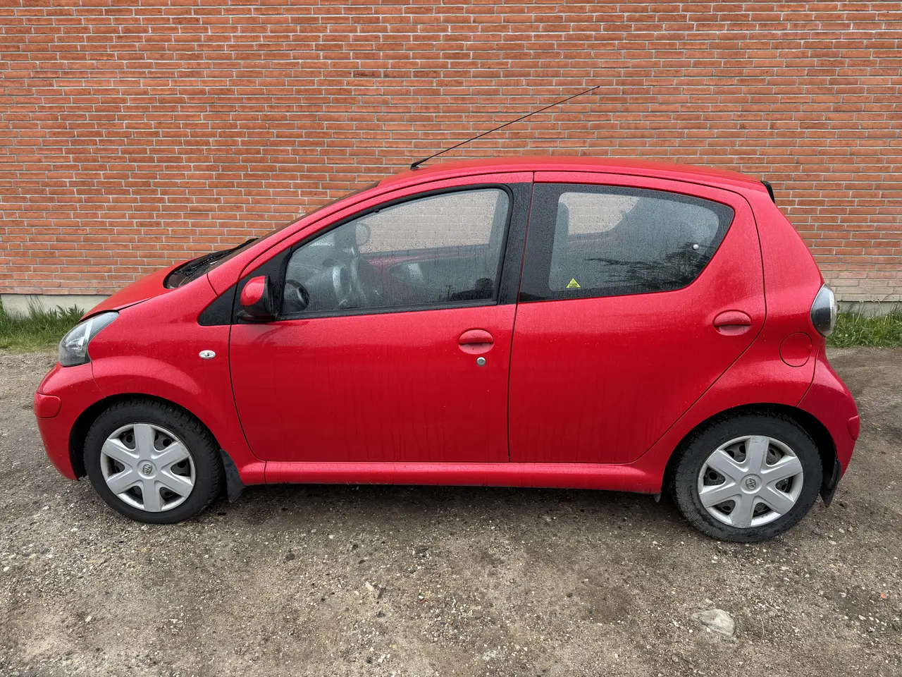 Billede 3 - Velholdt og velkørende rød Toyota Aygo.