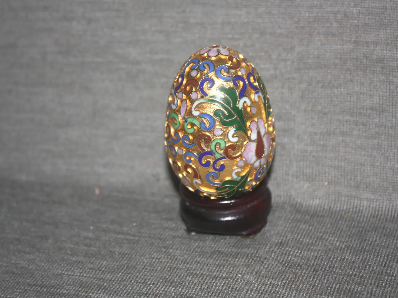 Billede 3 - Cloisonne Emalje æg på træfod  Højde med fod 