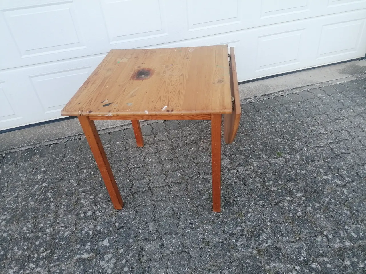 Billede 4 - Lille Massivt Fyrretræsbord med Klap 70x70 cm.