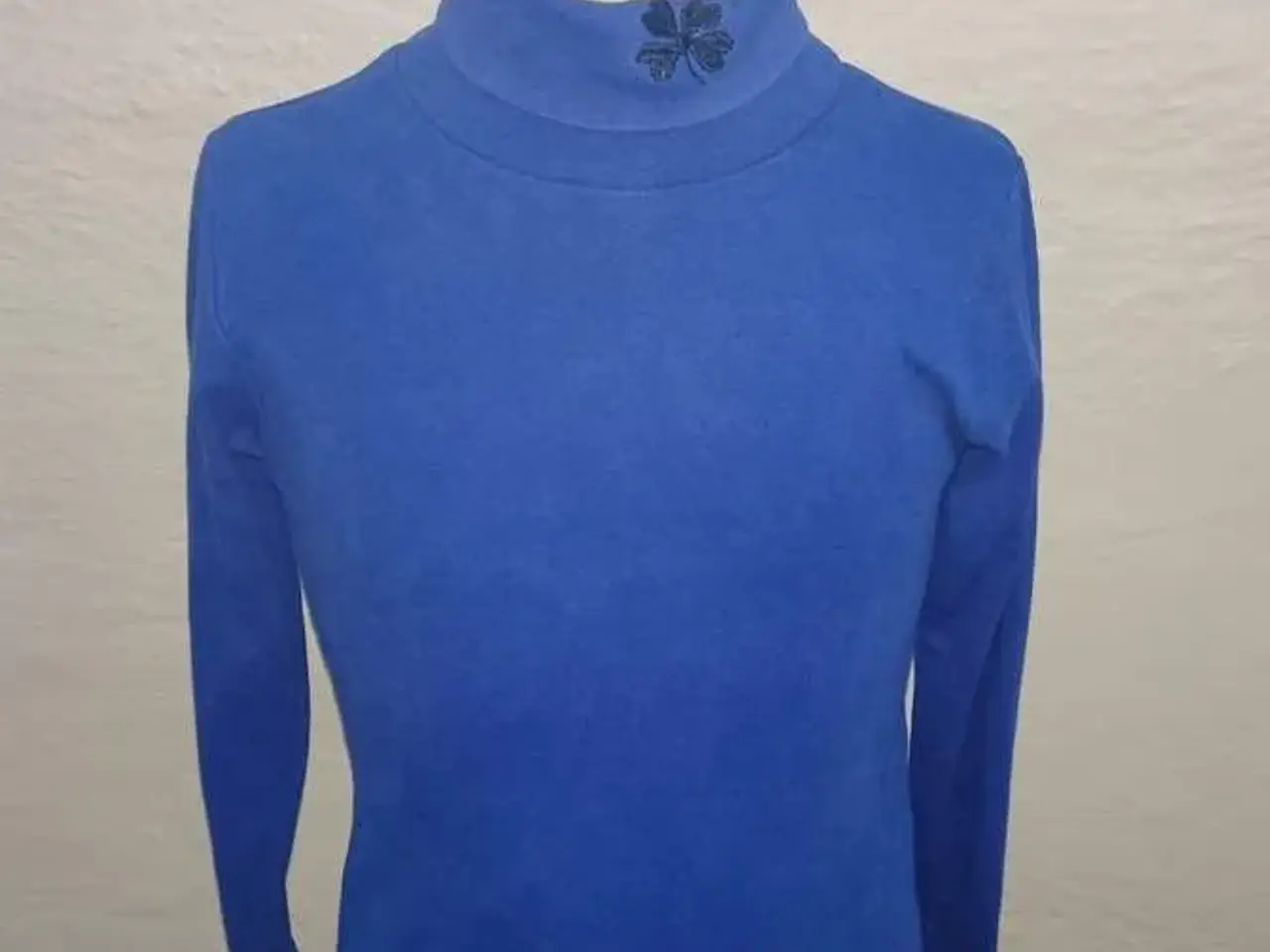 Billede 1 - Hollys bluse med stor kløver. 6/7 år
