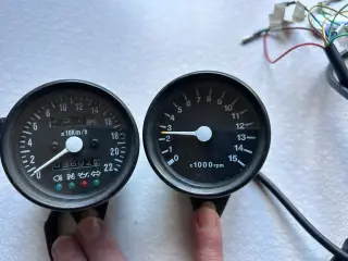 Speedometer og omdrejningstæller