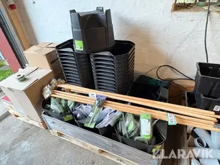 Haveartikler assorteret, 4 Baljer 80 × 80 × 45 cm og 25 Styk fødder til regntønder