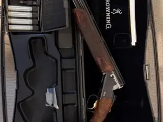 Browning 725 Black Edition med glovegrib-skæfte.