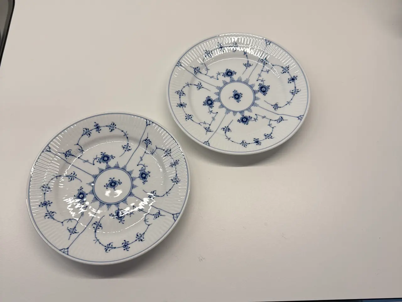 Billede 1 - Musselmalet riflet tallerken 19 cm. 2 stk.