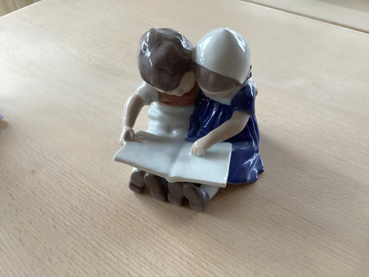 Billede 1 - B&G figur Læsende børn