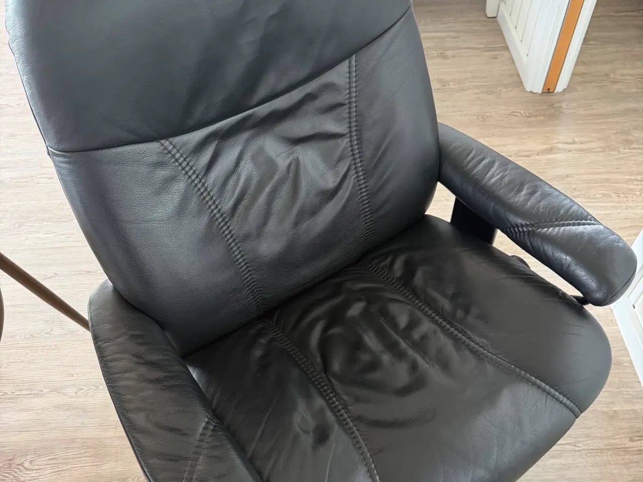 Billede 2 - Stressless lænestol i sort læder med skammel