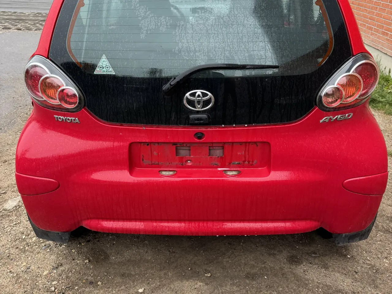 Billede 2 - Velholdt og velkørende rød Toyota Aygo.