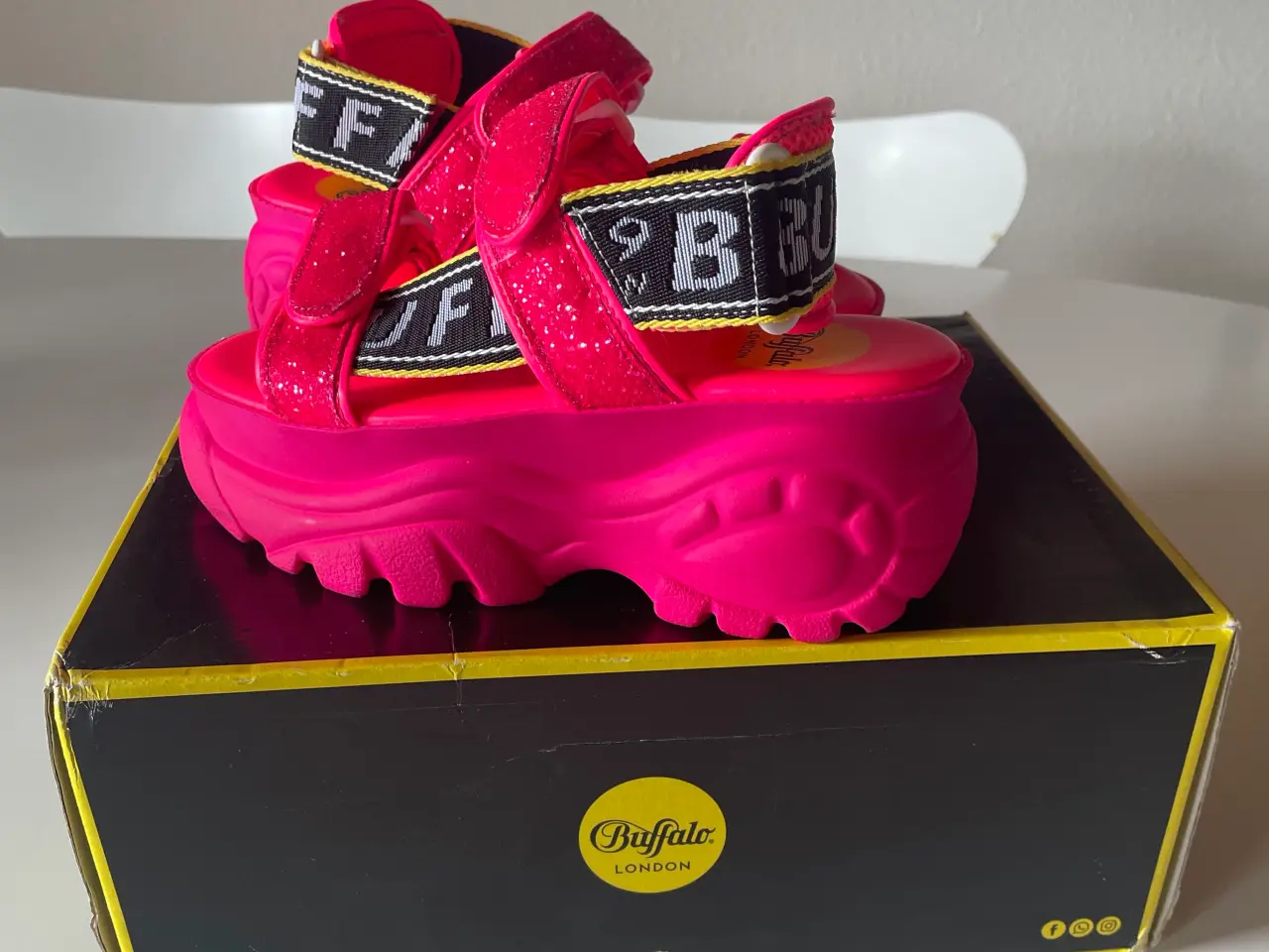 Billede 2 - Hot høj sandal Buffalo London pink