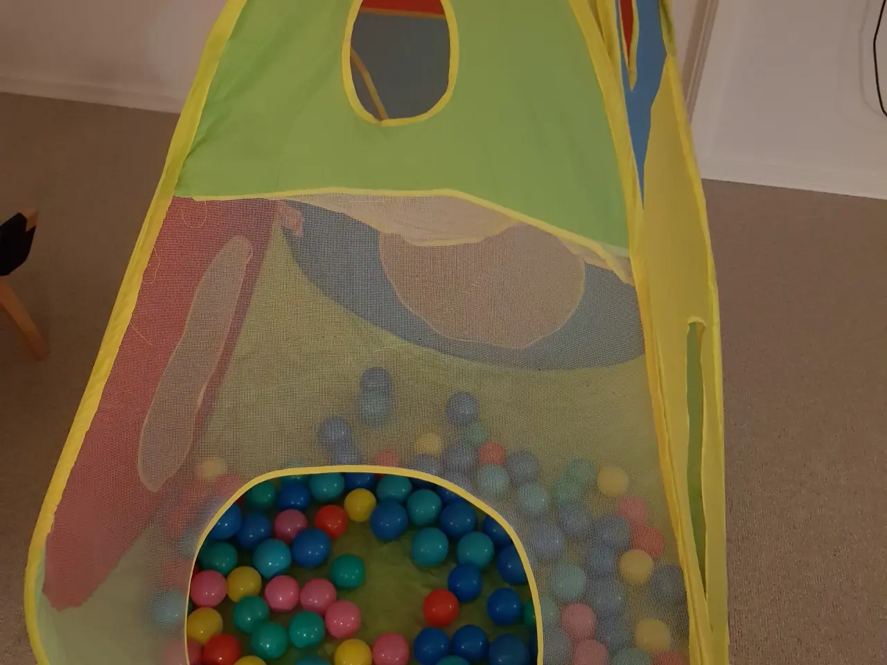 Billede 2 - Legetelt i friske farver, med mange kulørte bolde.