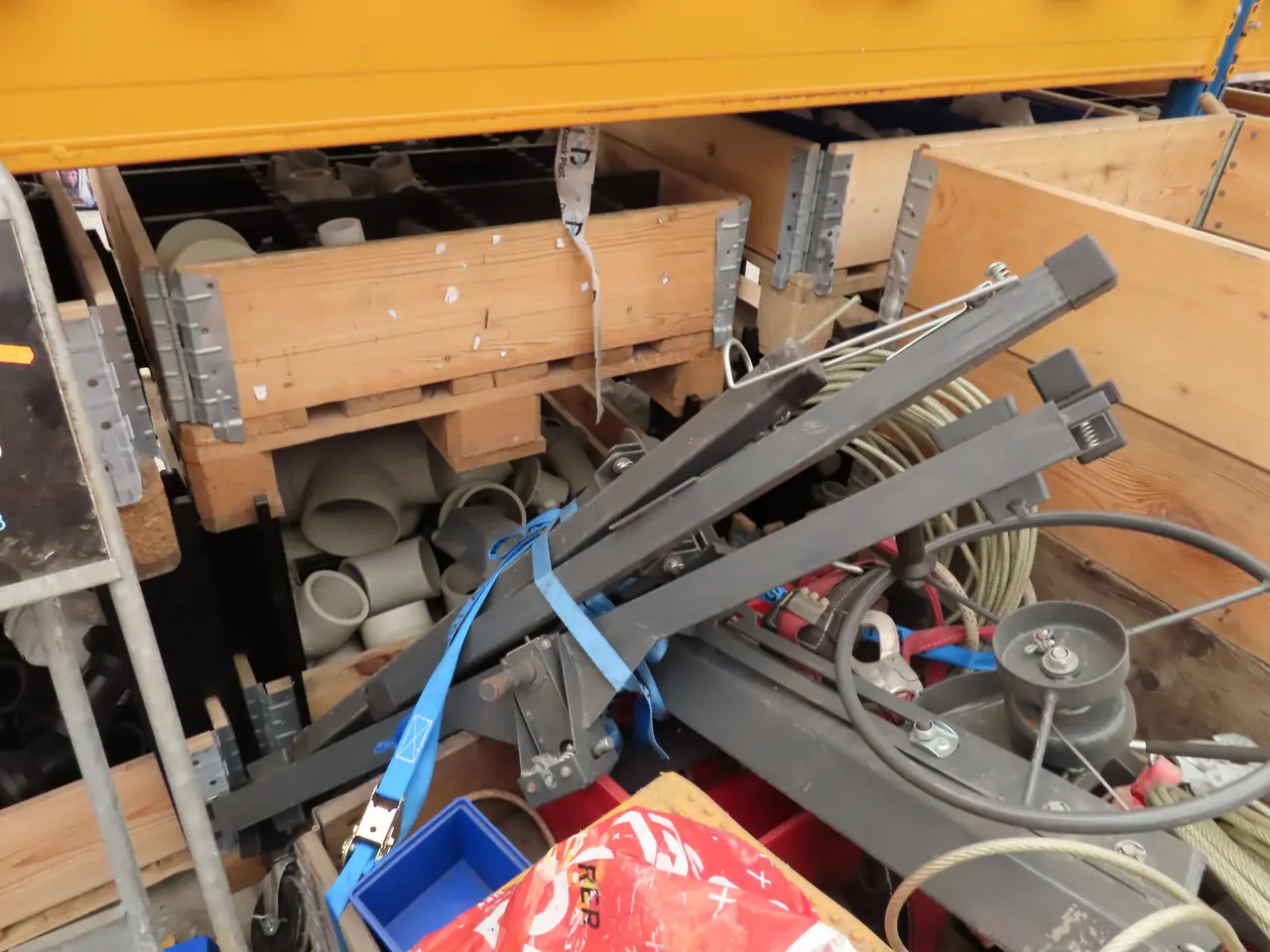 Billede 2 - Palle med materialelift, elkædetalje m.m.