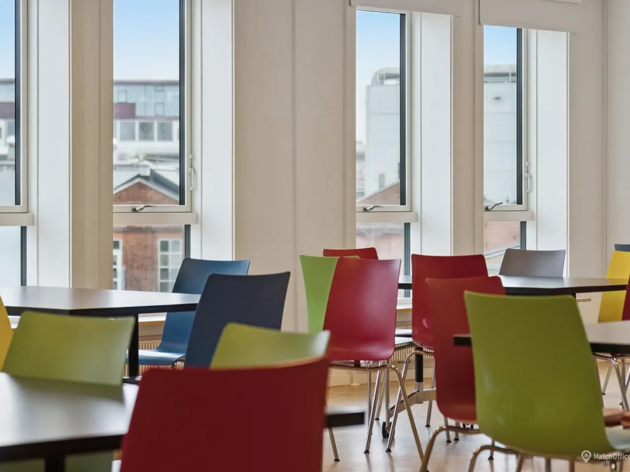 Billede 22 - Indbydende kontormiljø med mange mindre kontorer. samt eget konferencerum i København NV