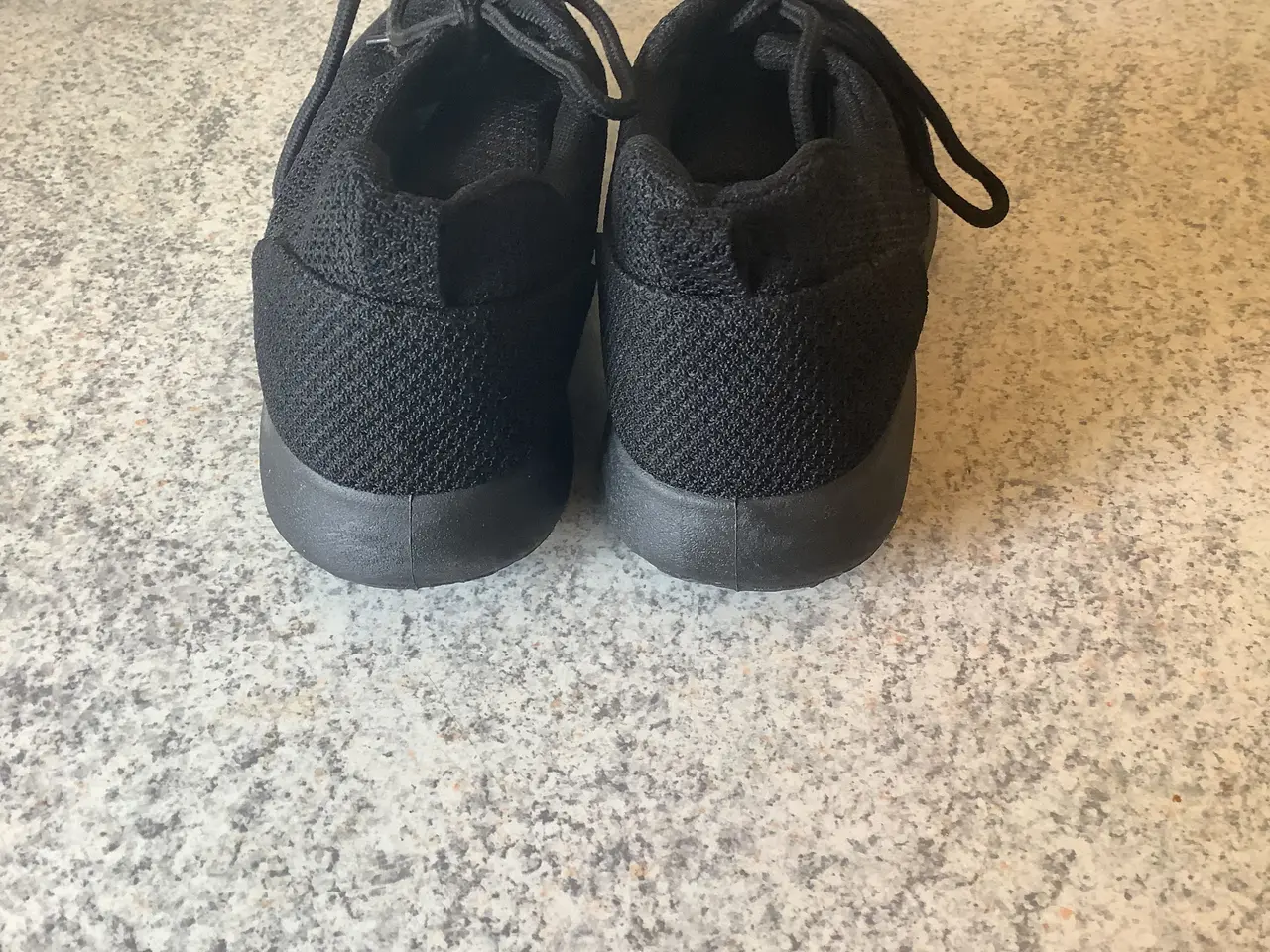 Billede 3 - Helt nye sneakers str. 40. Sålens længde 25,5 cm.