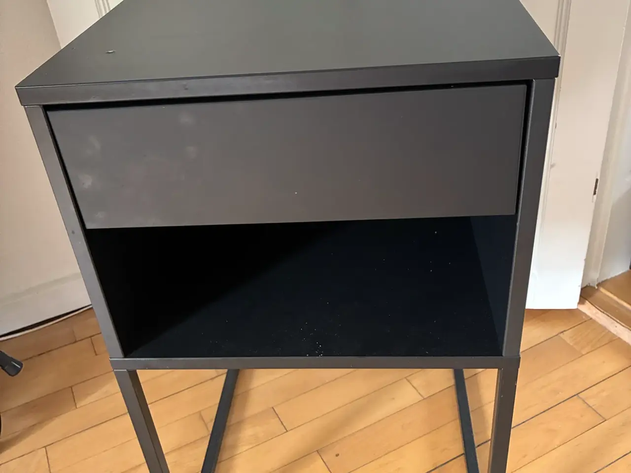 Billede 1 - Sengebord i sort med skuffe
