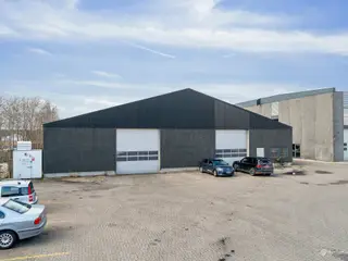 2.080 m2 logistiklejemål med 6 porte og en loftshøjde på 8 m. beliggende i Hvidovre.