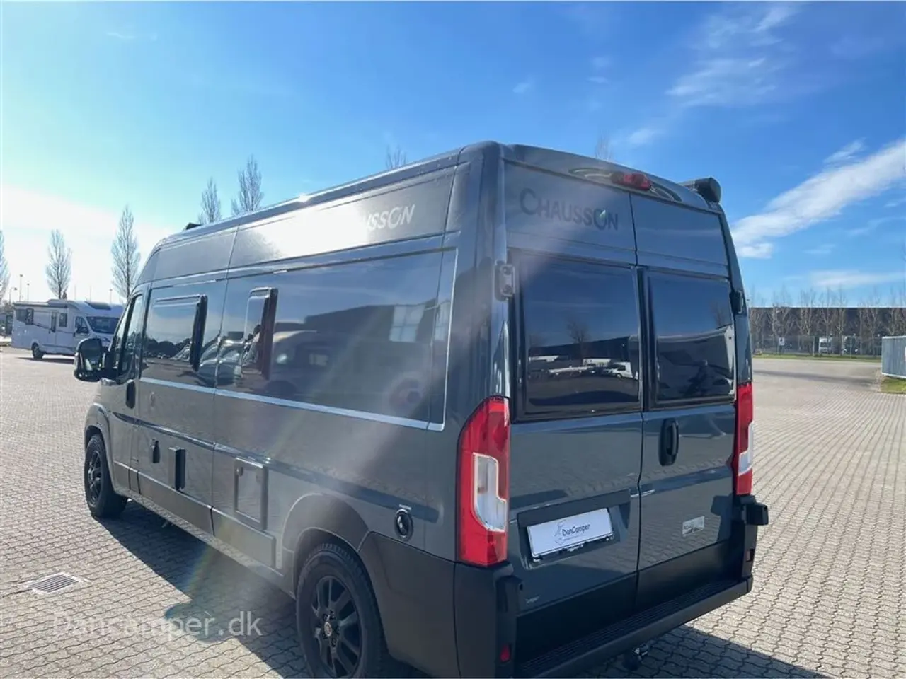 Billede 4 - 2023 - Chausson ROAD LINE V594 VIP MAX UNDER KLARGØRING! Super spændende, kort van med to dobbeltsenge på tværs i køjesystem. 2,2, L motor , 140 HK, solcelle og markise m.m.