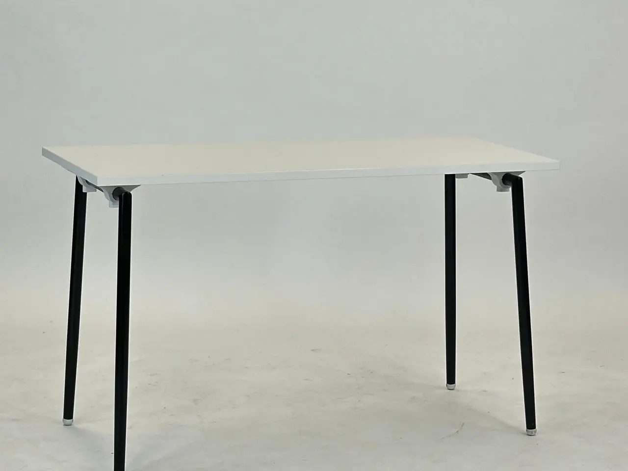 Billede 3 - Lammhults Quickly Bord – Hvid med Sort Stel 120x50x73 cm