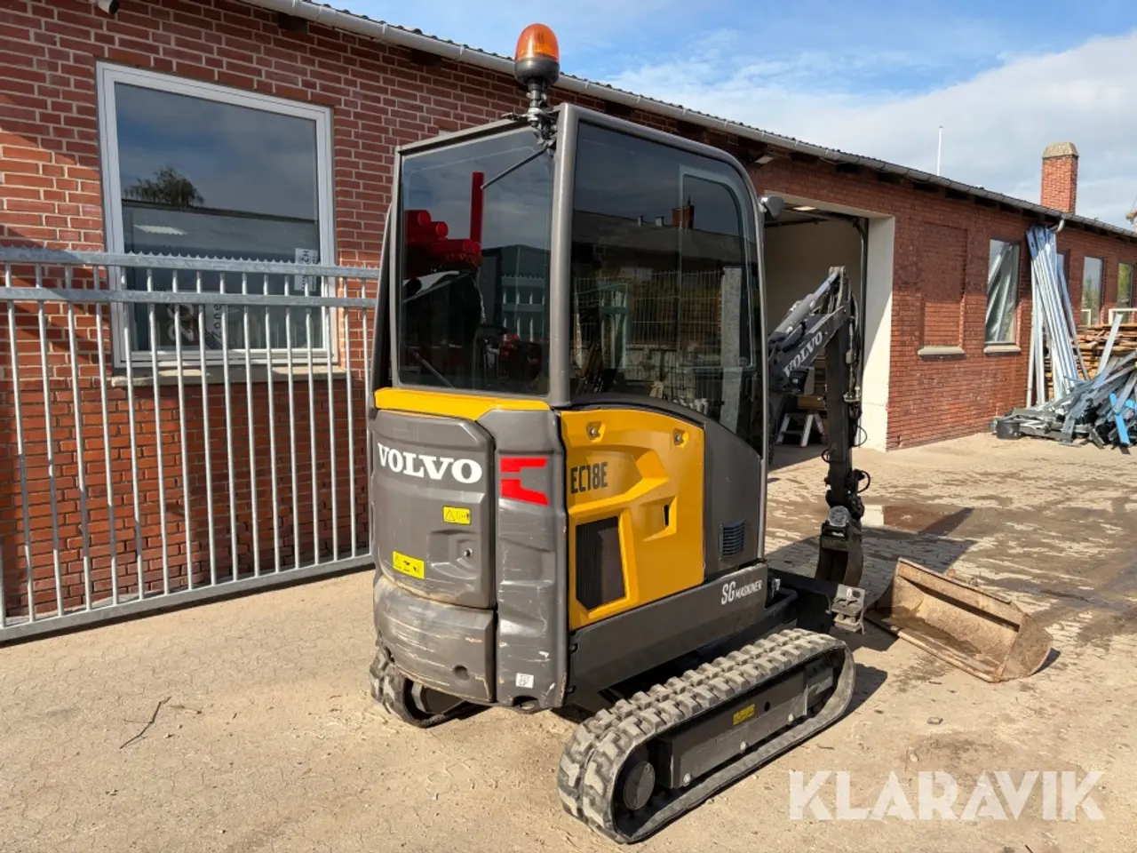 Billede 3 - Gravemaskine Volvo EC18E med 2 skovle og centralsmøring