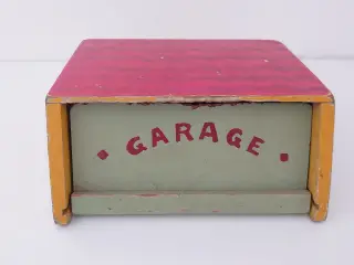 Lille charmerende vintage træ garage.
