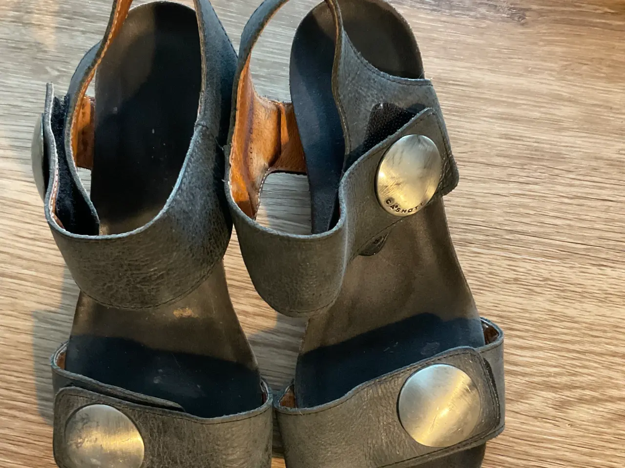 Billede 2 - Pris for alle sko i alt 150kr !!