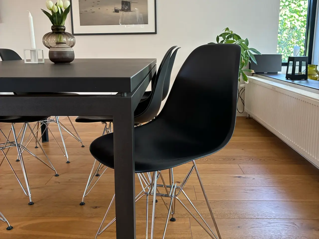 Billede 5 - Spisebord i sort linoleum og stål