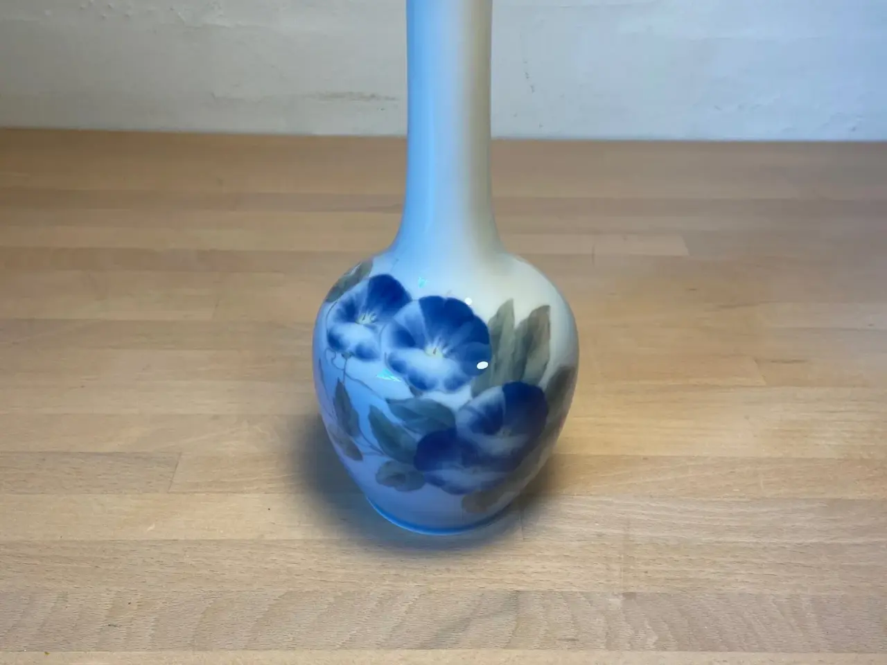 Billede 1 - Royal Copenhagen vase lyseblå 20 cm høj