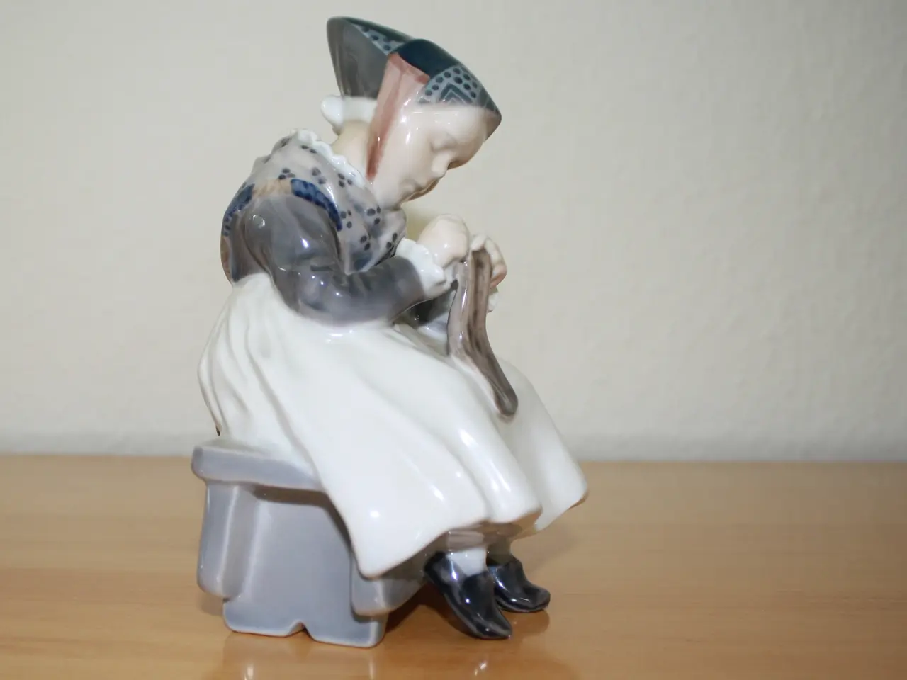 Billede 8 - Amagerpige, figur fra Royal Copenhagen