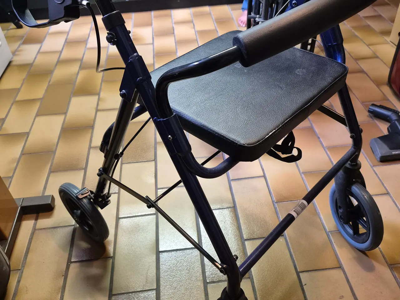 Billede 4 - Kørestol og rollator